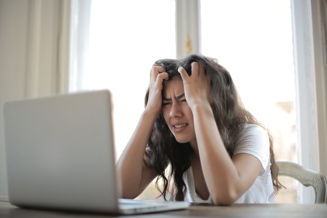 Resigned person in front of a laptop